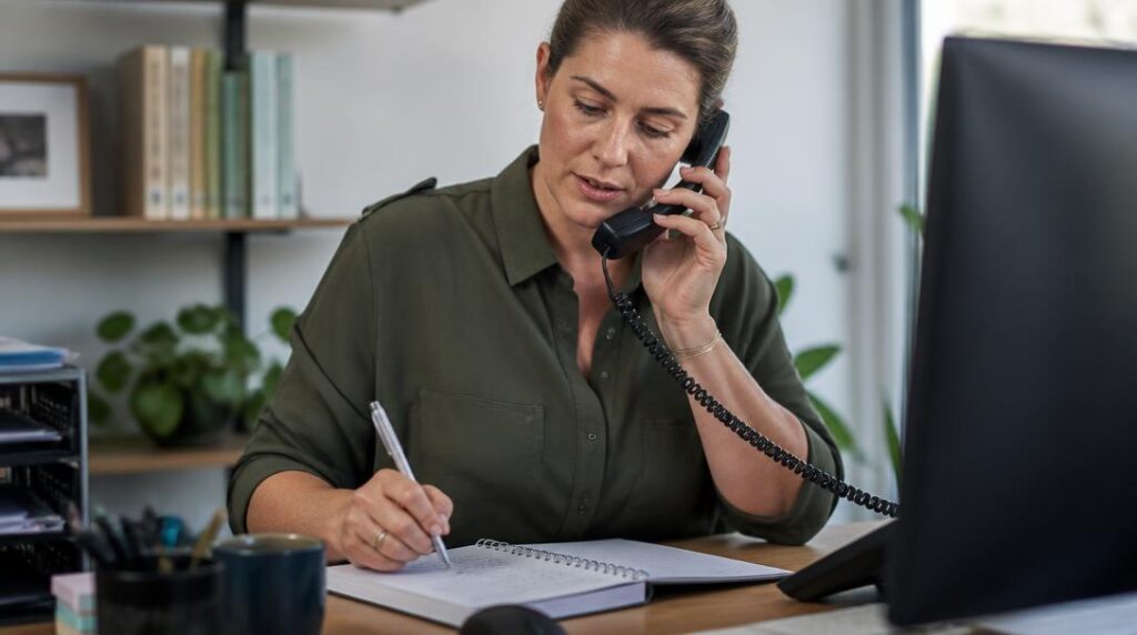 Conseiller assurant un service client réactif